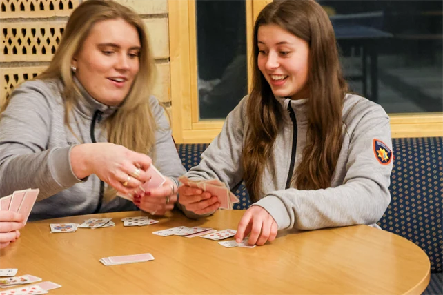 Ungdomar för trygghet spelar kort.