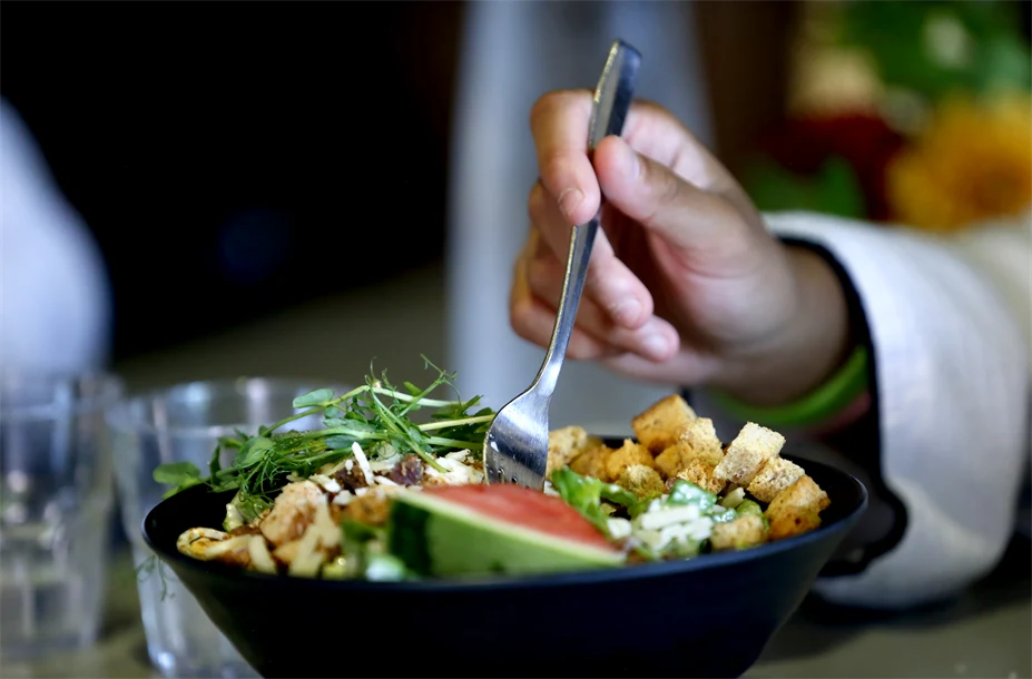 Person äter en sallad i Kafe Källan