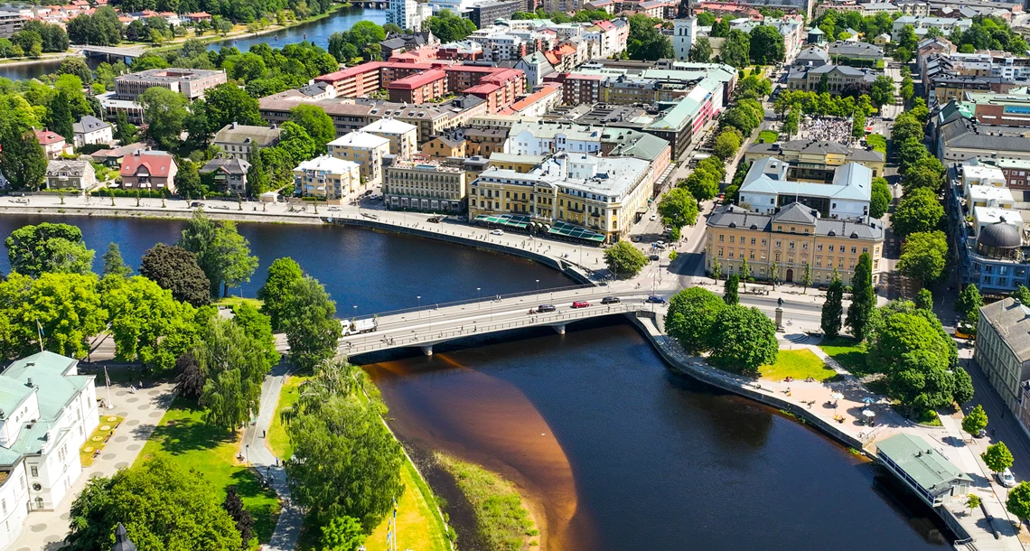 Älven och byggnader i centrala Karlstad från ovan.