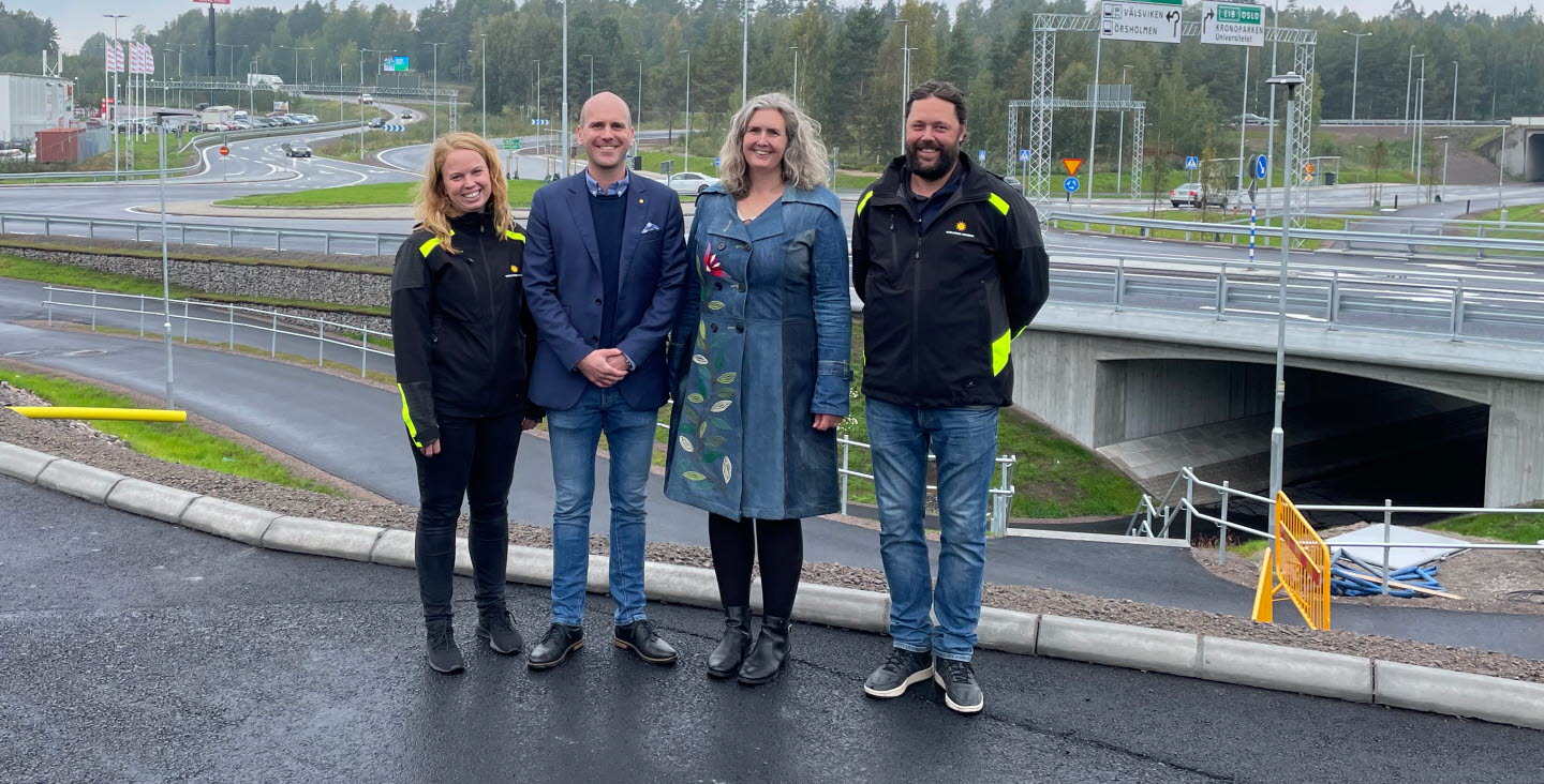 Fyra personer står framför den nya cirkulationsplatsen vid Välsviken