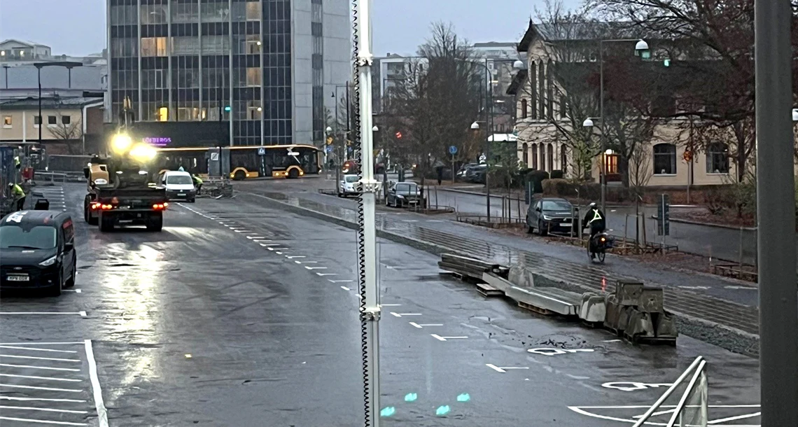 BIld över parkeringsyta med Löfbergsskrapan i bakgrunden