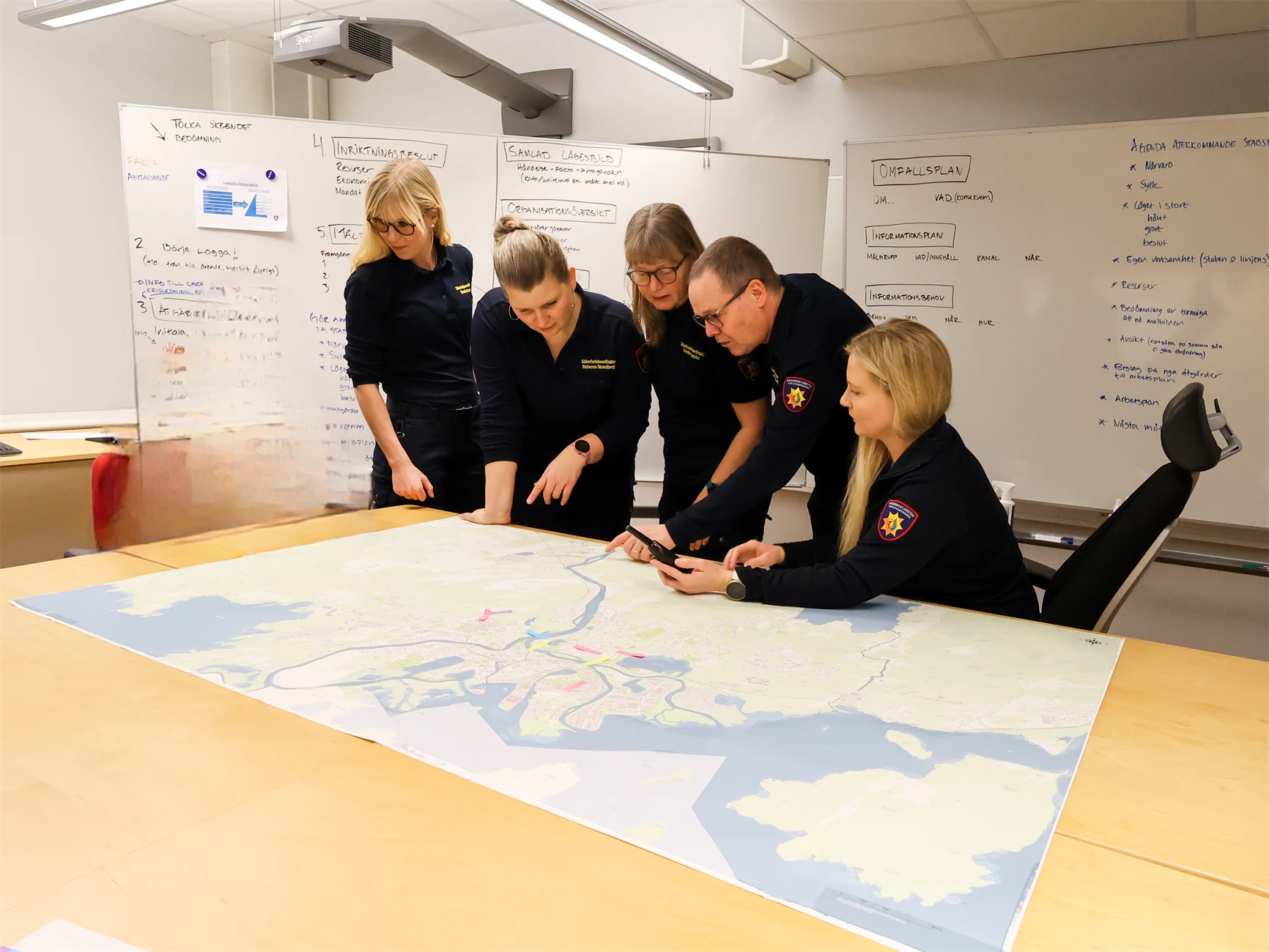 Medarbetare som tittar på en karta.