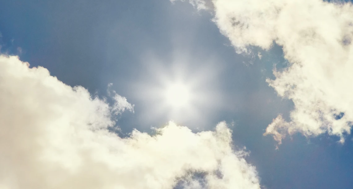 Sol på blå himmel