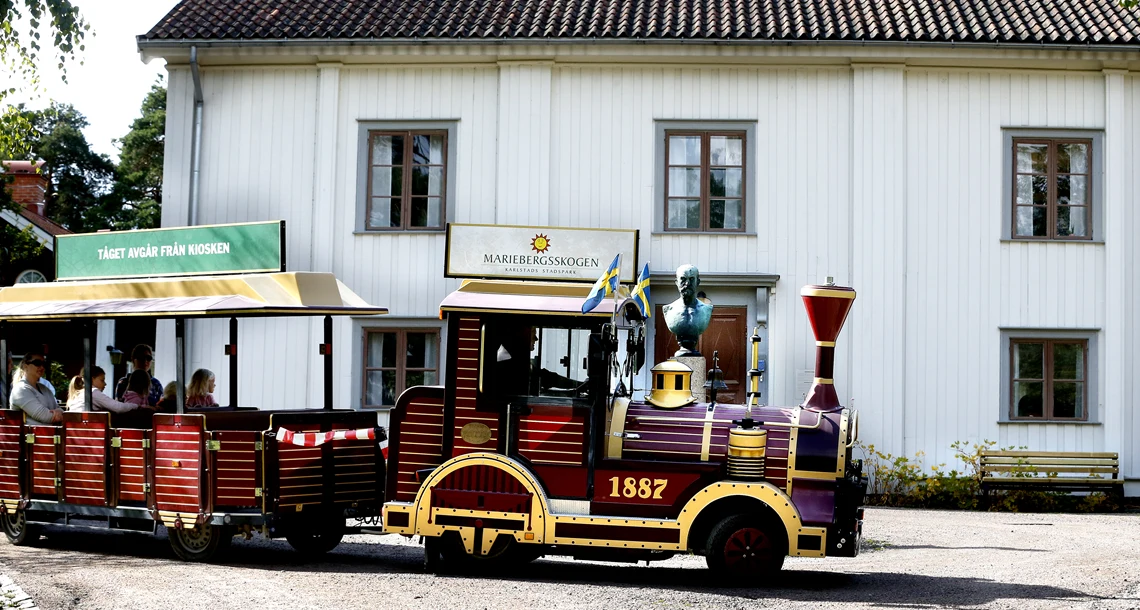 Rundturståget Conrad Höök framför Mariebergs herrgård. 