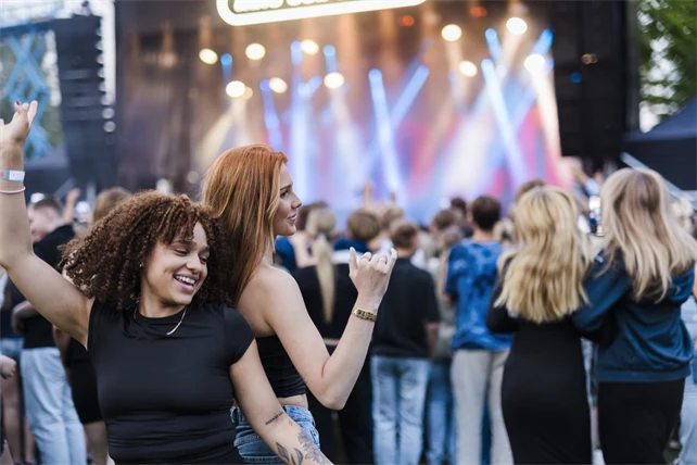 Två tjejer på konsert.