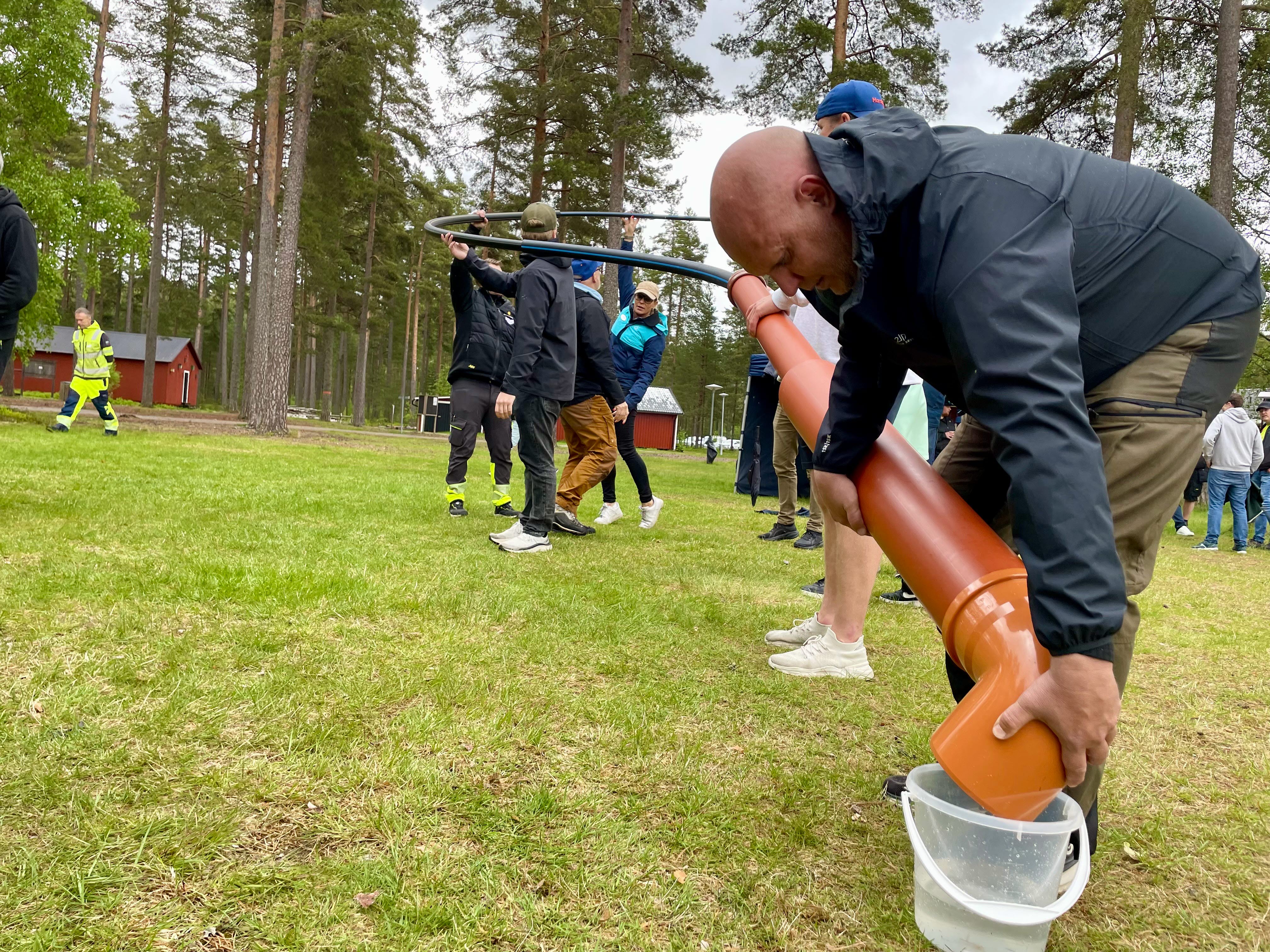 Personer håller rör