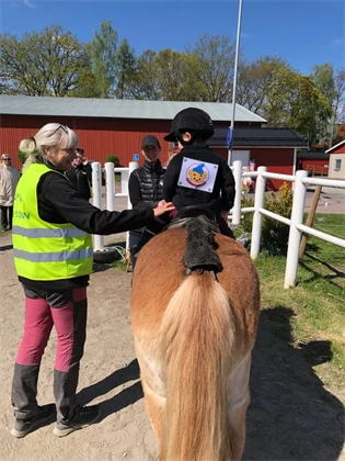 Barn som rider på en ponny