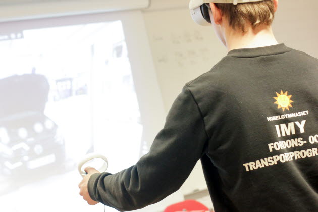 Elev på Nobel använder VR i undervisningen