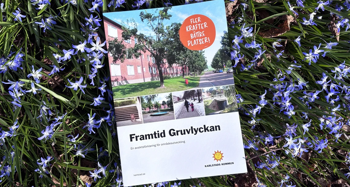 Ett häfte för Framtid Gruvlyckan ligger på en bädd av blommor.