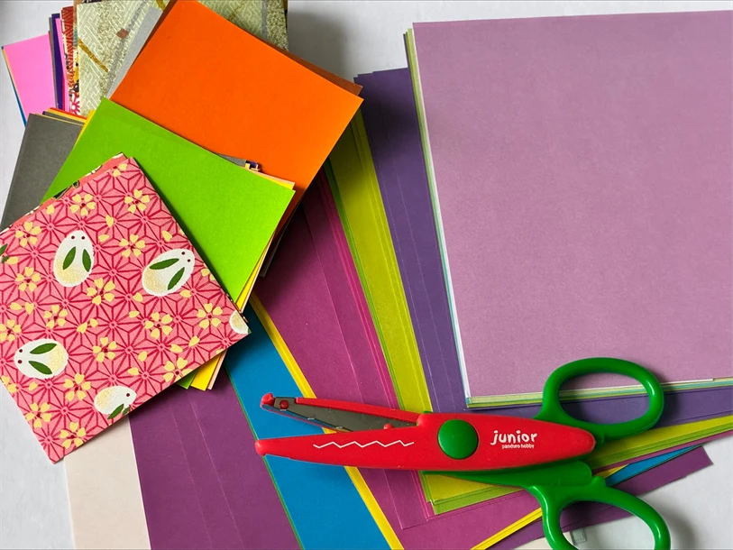 färgat papper och barnsax