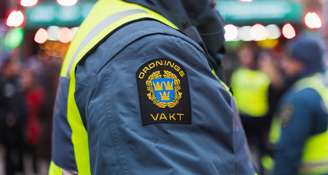 En ordningsvakt håller koll på omgivningen