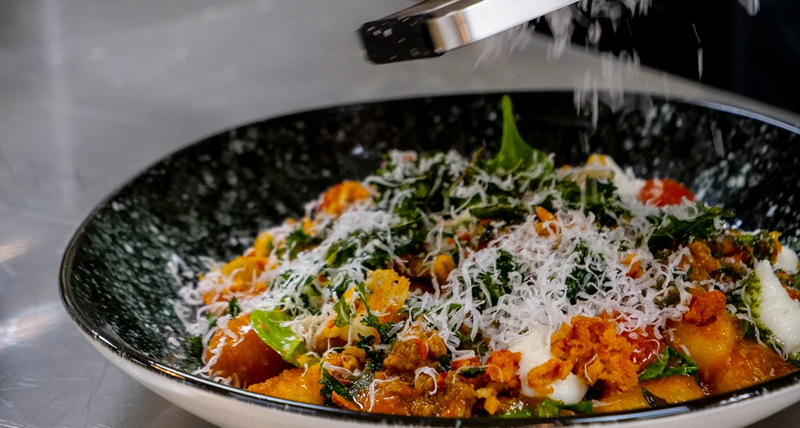 Närbild på mat som ligger upplagd i en tallrik