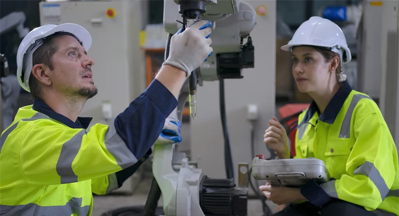 Elever på Karlstads Teknikcenter iklädda skyddhjälmar och varselkläder
