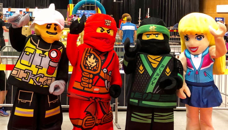 Fyra människor utklädda till legokaraktärer.