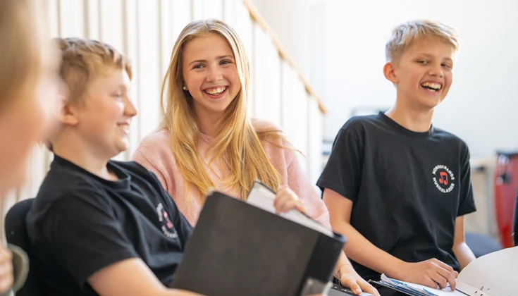 Barn med instrument.