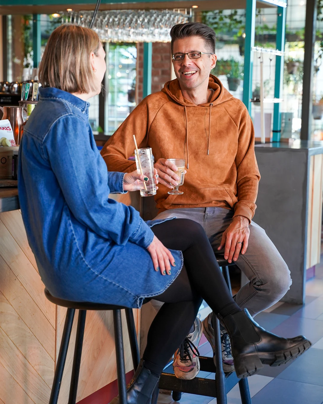 Två personer som samtalar i en bar