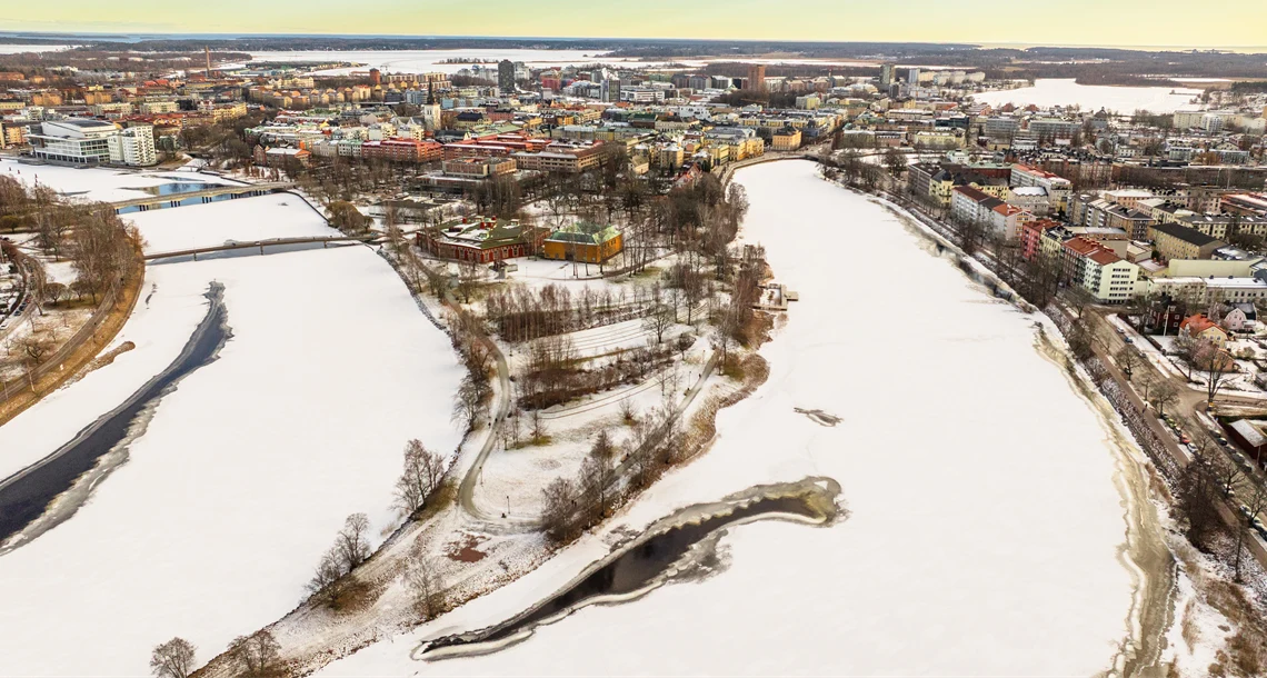 Flygbild över centrala Karlstad med lite snö och is.