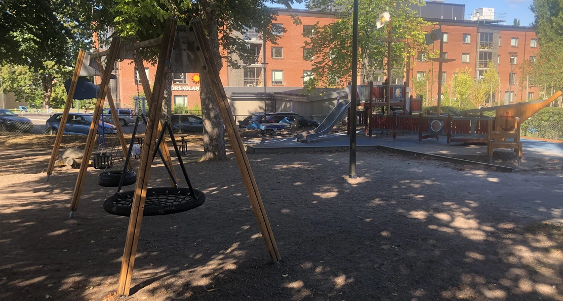 I Vasalundens lekplats finns bland annat klätterställning i form av ett skepp, gungor, sandlek och vippgunga.