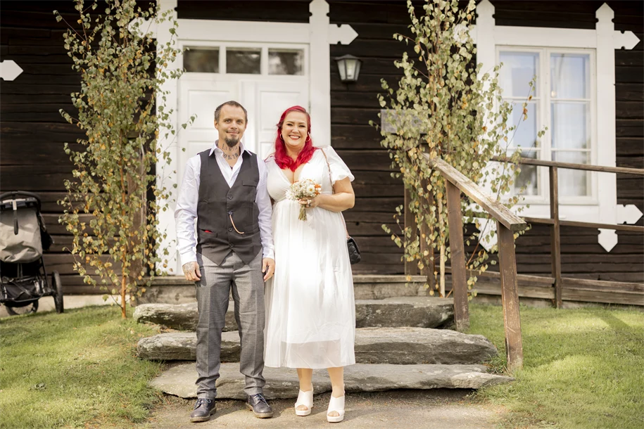 Brudpar utanför Acksjöns kapell. 
