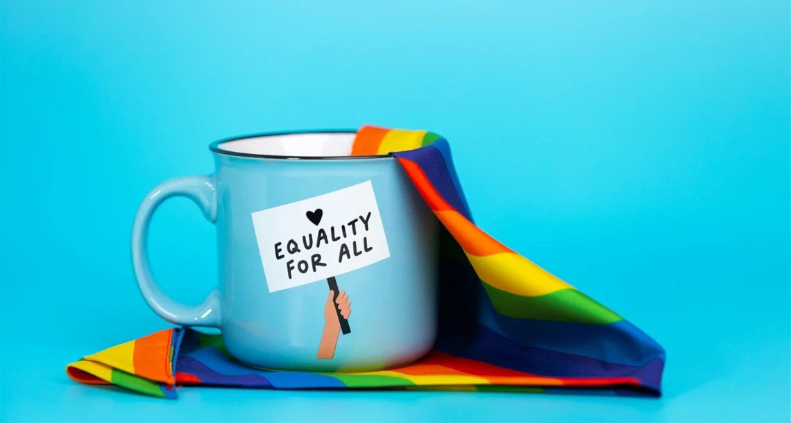 Illustration med kopp, i koppen ligger en Pride-flagga. På koppen står det "Equality for All".