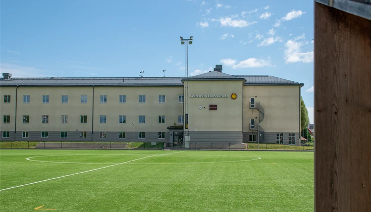Västerstrandsskolan bollplan i förgrund