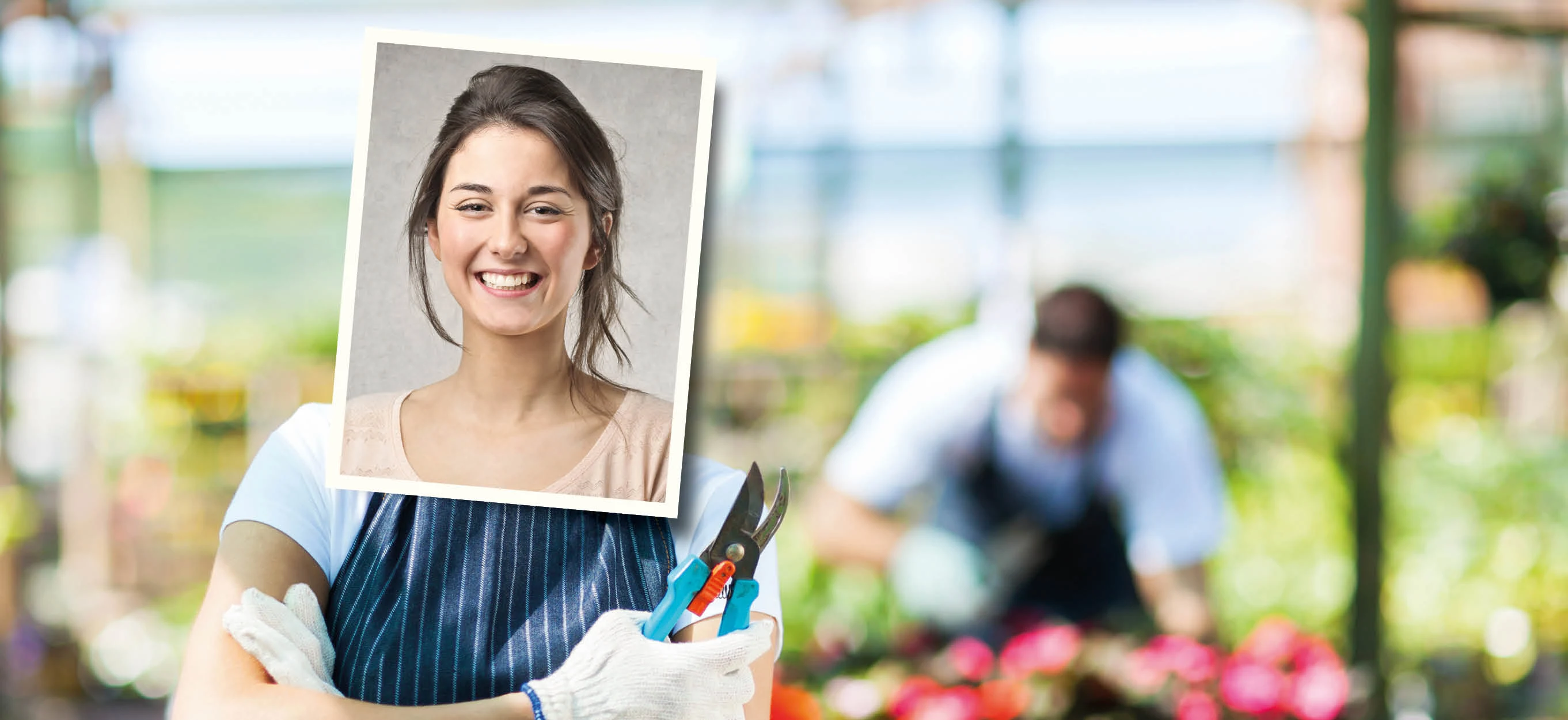 Porträtt av mörkhårig kvinna med en inomhusträdgård i bakgrunden 