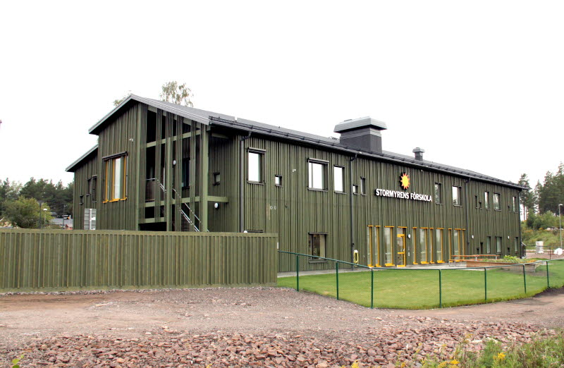 Stormyrens förskola, med grön träfasad och gula fönsterdetaljer, stod klar hösten 2023.