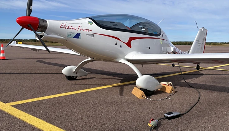 Elflyplan laddar batterierna 