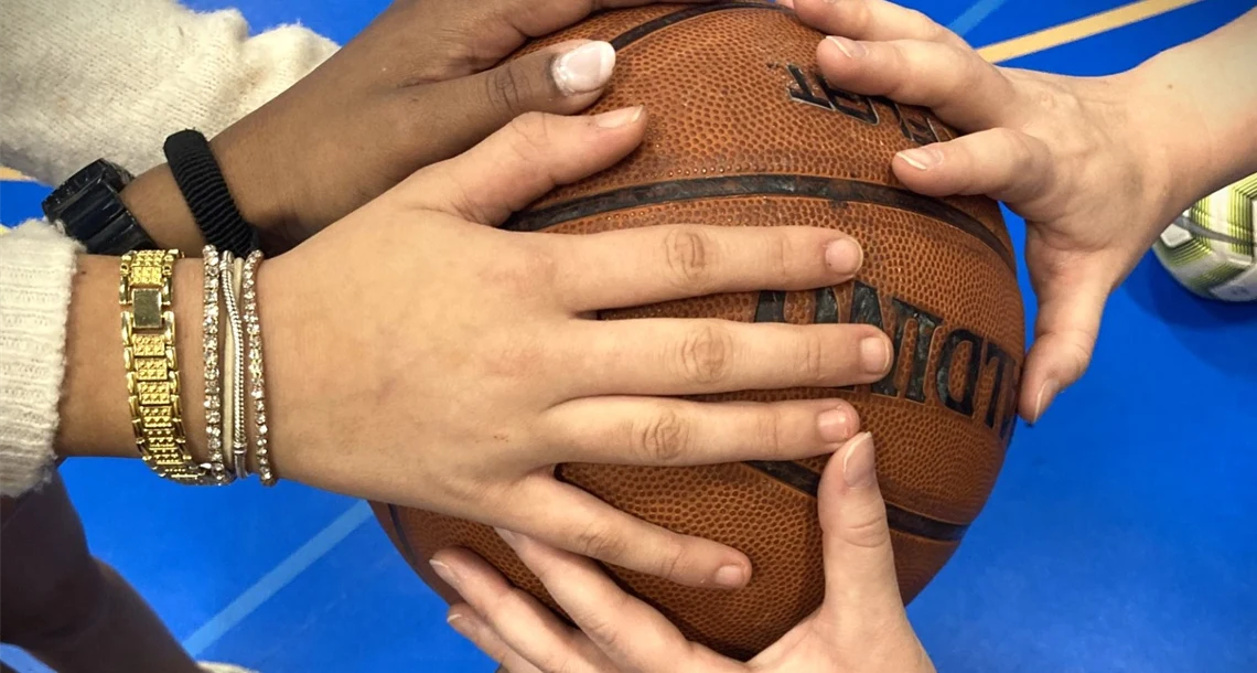 Sex händer på en basketboll